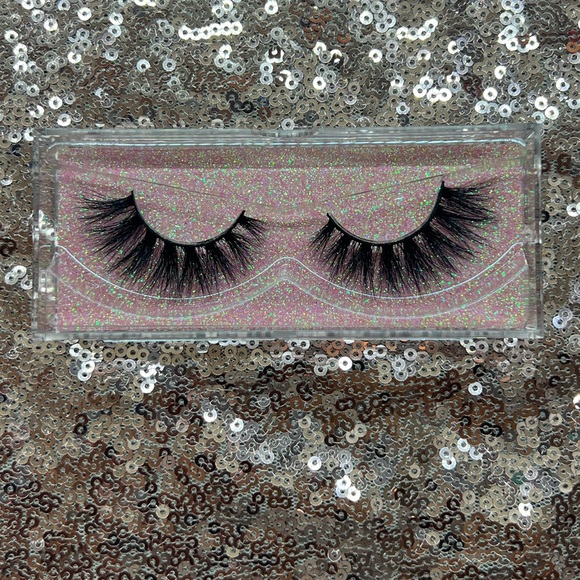 ✨ Luxe Lash✨ - Picture 3 of 5